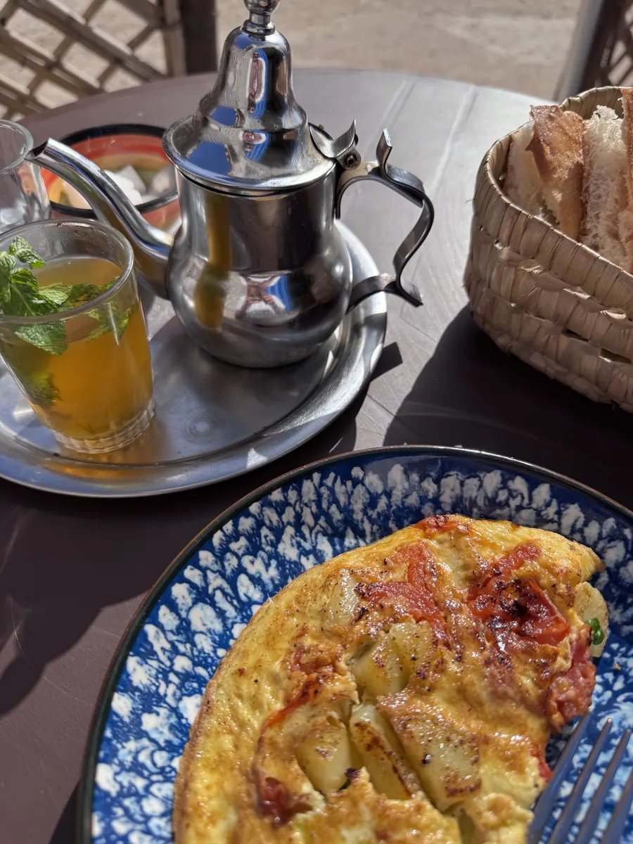 Thé à la menthe et plat partagé sur une table
